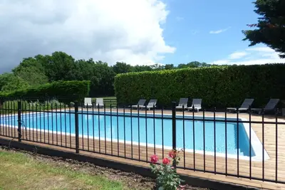 Image de Joli chalet sur un petit complexe de deux gîtes avec grande piscine fermée
