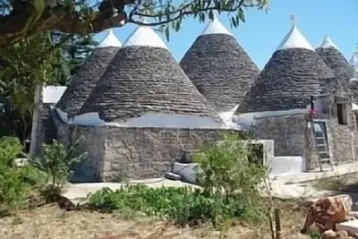 Image de Trulli céleste près de Martina Franca avec verger situé dans un hameau isolé.