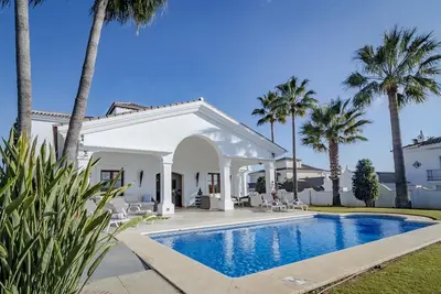 Image de Villa de luxe avec vue imprenable sur la montagne et l'océan au sud-ouest avec piscine chauffée