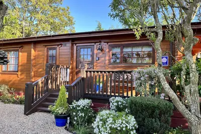 Image de Holly Lodge, cabane en rondins pour adultes, Cedar Springs, Heacham. 5 minutes à pied de la plage