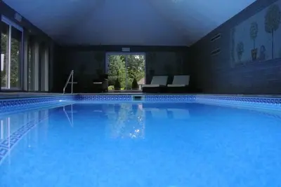 Image de Hayloft Cottage - grange historique offrant un accès à la magnifique piscine intérieure