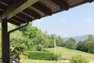 Image de Villa entourée de verdure surplombant le lac Majeur