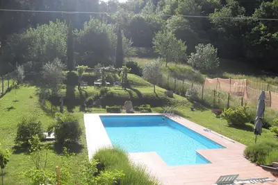 Image de Retraite paisible avec piscine privée nichée dans collines toscanes