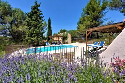 Image de Gîte Alexandre, maison avec piscine sur terrain arboré, proche commodités.