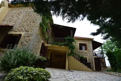 Image de Maison traditionnelle en pierre \"Ilianthi\"