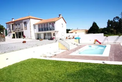 Image de Qualité logements w / piscine et terrain de football, un grand barbecue