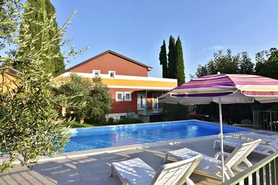 Image de Appartement dans la villa à Salvore, avec piscine, terrasse spacieuse, barbecue