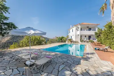 Image de magnifique villa en zone rurale paisible avec vue panoramique mer et de la forêt