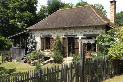 Image de Gîte Dordogne / Limousin. Peut accueillir jusqu'à 4 personnes. Situé dans une belle campagne.