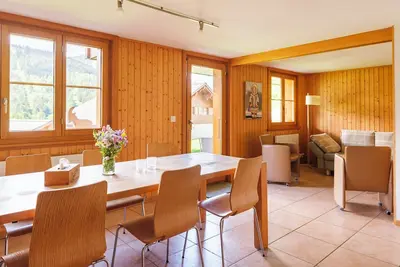 Appartement lumineux avec belle vue sur les montagnes et le village