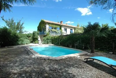 Image de Bel appartement à Maubec avec piscine privée chauffée, WiFi et télévision britannique