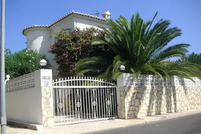Image de Magnifique Villa, à 30 m de la mer et au sein du Golf Resort, wifi et climatisation