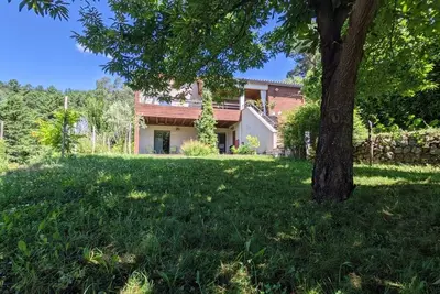 Image de Pleine campagne, rez de jardin sur grand terrain, avec terrasse et vue dominante