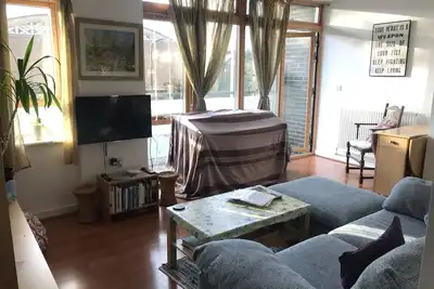 Image de Grand balcon moderne avec 1 lit à London Fields & Broadway Market près de la piscine