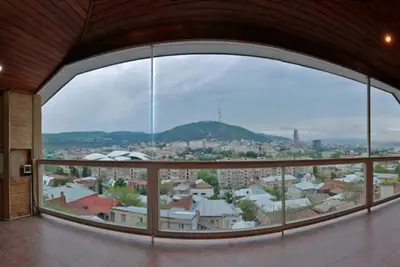 Image de 4 chambres, 5 salles de bains, espace pour billard, jardin, 2 balcons, terrasse, billard