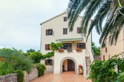 Image de Visitez notre belle maison familiale de trois étages entourée d'un grand jardin