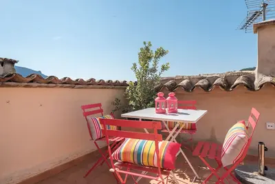 Image de Maison de ville en pierre traditionnelle, endroit calme avec une vue imprenable sur la montagne