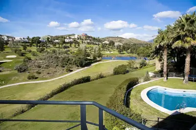 Image de Vues panoramiques. Situé sur un terrain de 3/4 acres mais à seulement 10 minutes de Puerto Banus.