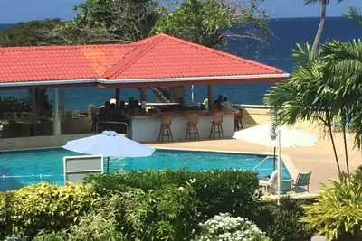 Image de Vue imprenable sur la mer depuis cet appartement sur la plage de Store Bay.