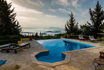 Image de Villa de luxe isolée et tranquille avec une vue imprenable sur la mer Ionienne