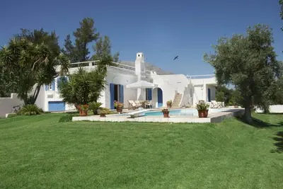 Image de Villa cycladique avec piscine près de la mer