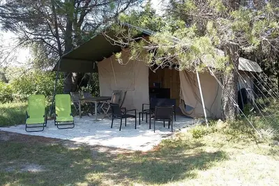 Image de La tente safari dispose d'une cuisine, salle de bains privée et située sur un terrain de 2500m2.