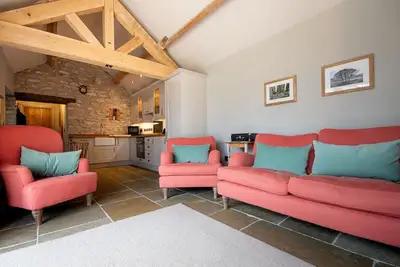 Image de L'étable Une fois étable, ce chalet confortable peut accueillir quatre personnes