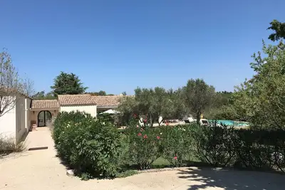 Image de Villa calme et contemporaine à Nîmes avec piscine privée et spa.