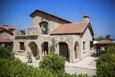 Image de Belle villa traditionnelle de 3 chambres avec piscine privée, vue sur la mer et les montagnes