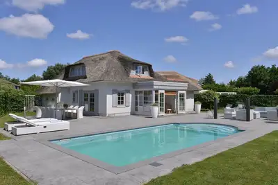 Image de Maison de vacances de luxe avec piscine et un grand jardin privé près de la plage de Banjaard