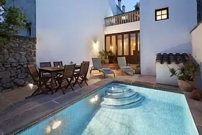 Image de Maison de ville de caractère avec piscine, terrasse et vue