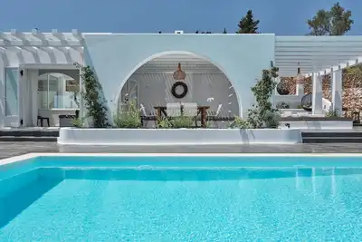 Image de Piscine chauffée et jacuzzi. Proche plage, commerces et restaurants.
