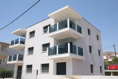 Image de Nouvel appartement de luxe de deux chambres à proximité du centre-ville de Trogir avec vue sur la mer
