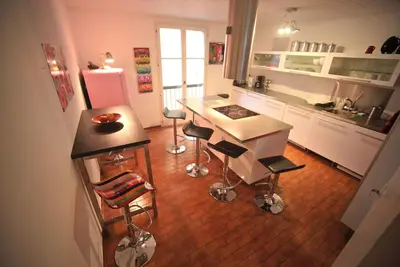 Image de Juste à côté des remparts, au centre de la place principale, dans une ruelle calme