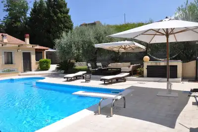 Image de Villa à flanc de colline avec piscine