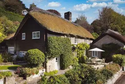 Image de Cottage traditionnel de 4 chambres avec piscine privée saisonnière proche de la mer