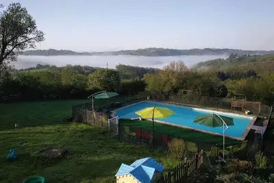 Image de Famille gîte convivial avec piscine partagée