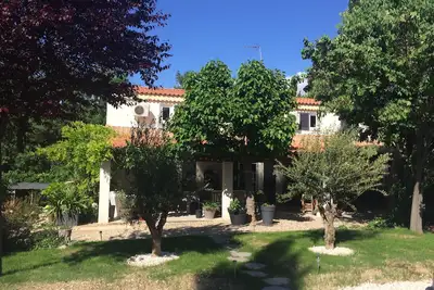 Image de Grande & belle villa sur grand jardin clos paysagé, grande piscine sécurisée.