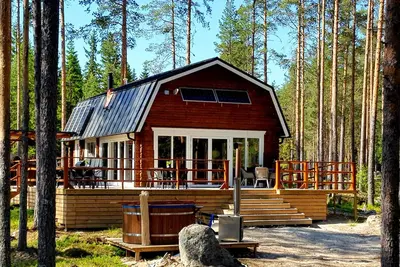 Image de Cabane en rondins confortable récemment construite au milieu de la forêt, conçue pour la qualité de vie et la communauté.