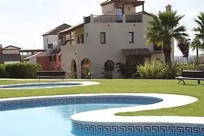 Image de Maison entièrement climatisée sur grand terrain d'angle, accès direct aux piscines partagées