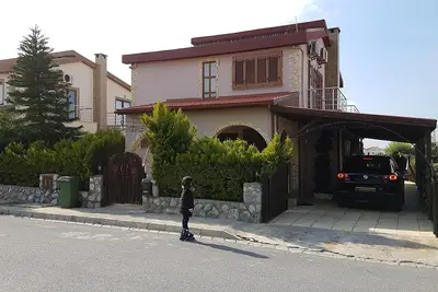 Image de Villa de 3 chambres avec 2 salles de Barthrooms et parking privé, plage privée