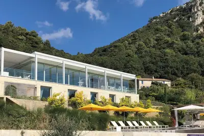 Image de Villa moderne de luxe et piscine chauffée sur les hauteurs de Nice. Vue panoramique sur la mer.