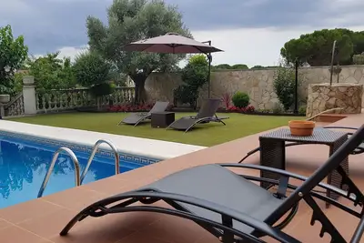 Maison de vacances à Vidreres avec piscine et terrain de basket privé