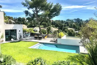 Image de Villa Roucas Blanc dans quartier calme avec vue dégagée. Accès plage à pied.