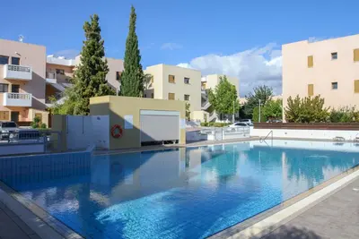 Image de Charmante deux chambres et deux salle de bains Appartement avec une grande piscine