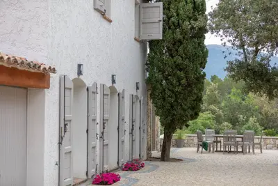 Image de Maison joliment rénovée, vaste terrain, parfait pour les familles à partager