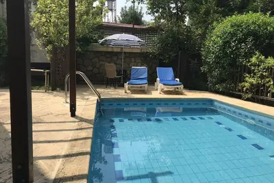 Image de Hidden Garden Villa avec piscine privée dans un jardin arboré