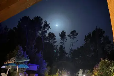 Image de Villa familiale avec grande piscine, vastes jardins et Internet