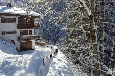 Image de Chalet Moderne Style par l'ascenseur Nyon / bain à remous / table de billard / WiFi / chambres attenantes