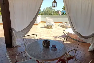 Terrasse avec vue sur la mer et services
